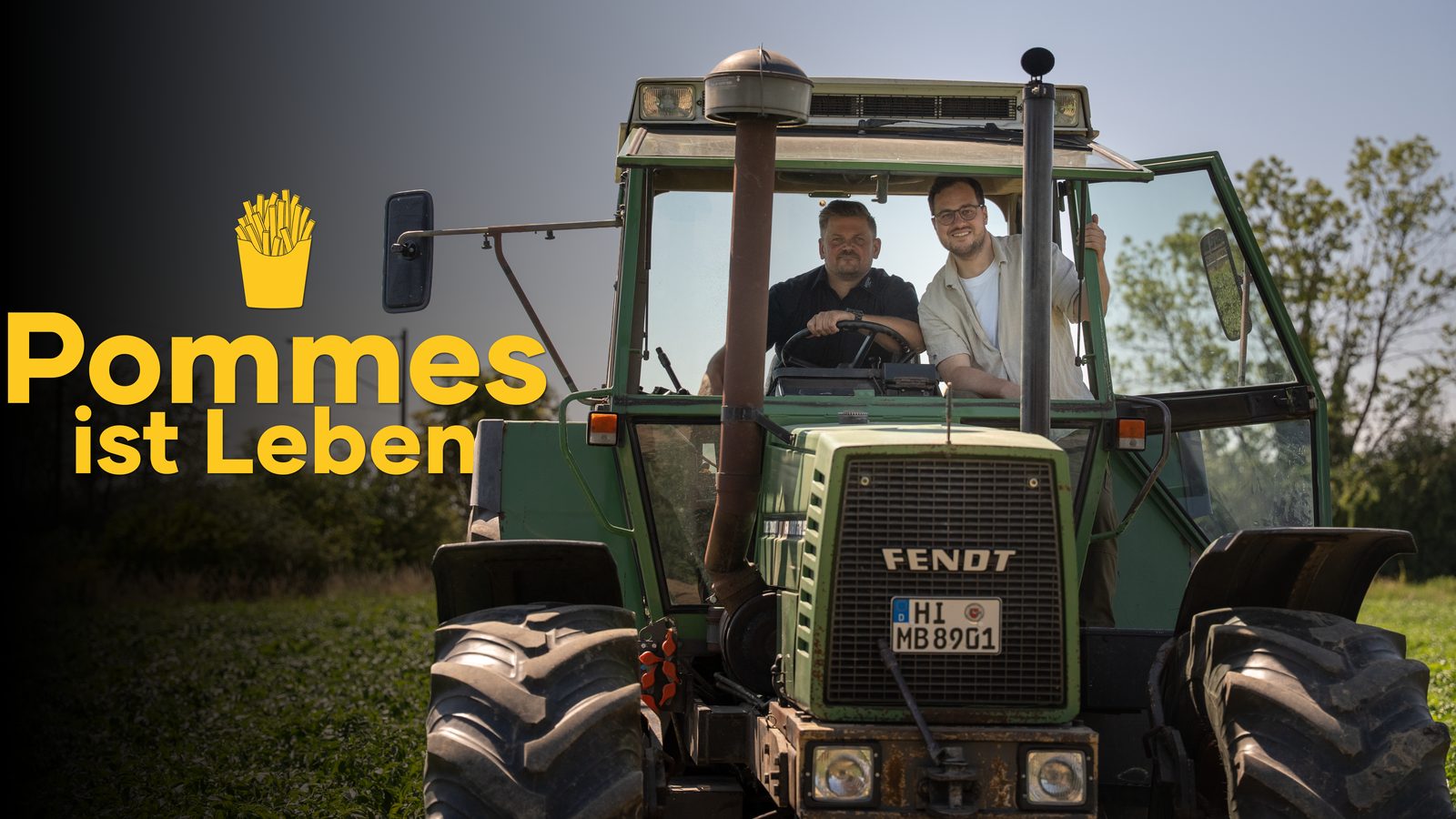 Podcast-Cover Pommes ist Leben: Florian und Max im Fendt-Traktor auf dem Kartoffelacker