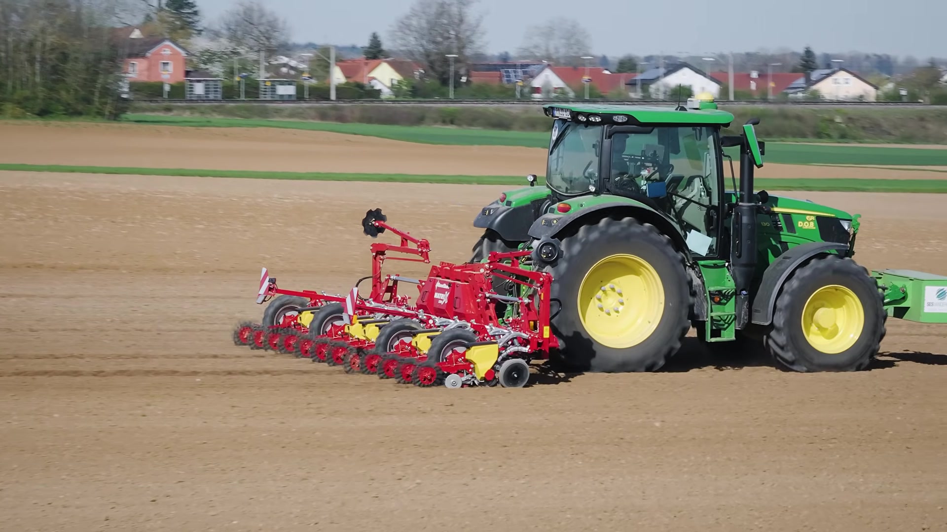 John Deere 6R mit Grimme Matrix im Legesatz — Seitenansicht auf dem Kartoffelfeld