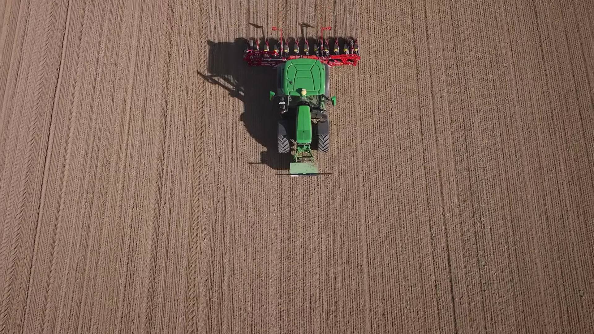 Top-down Drohnenaufnahme — John Deere mit Grimme Matrix beim Legesatz