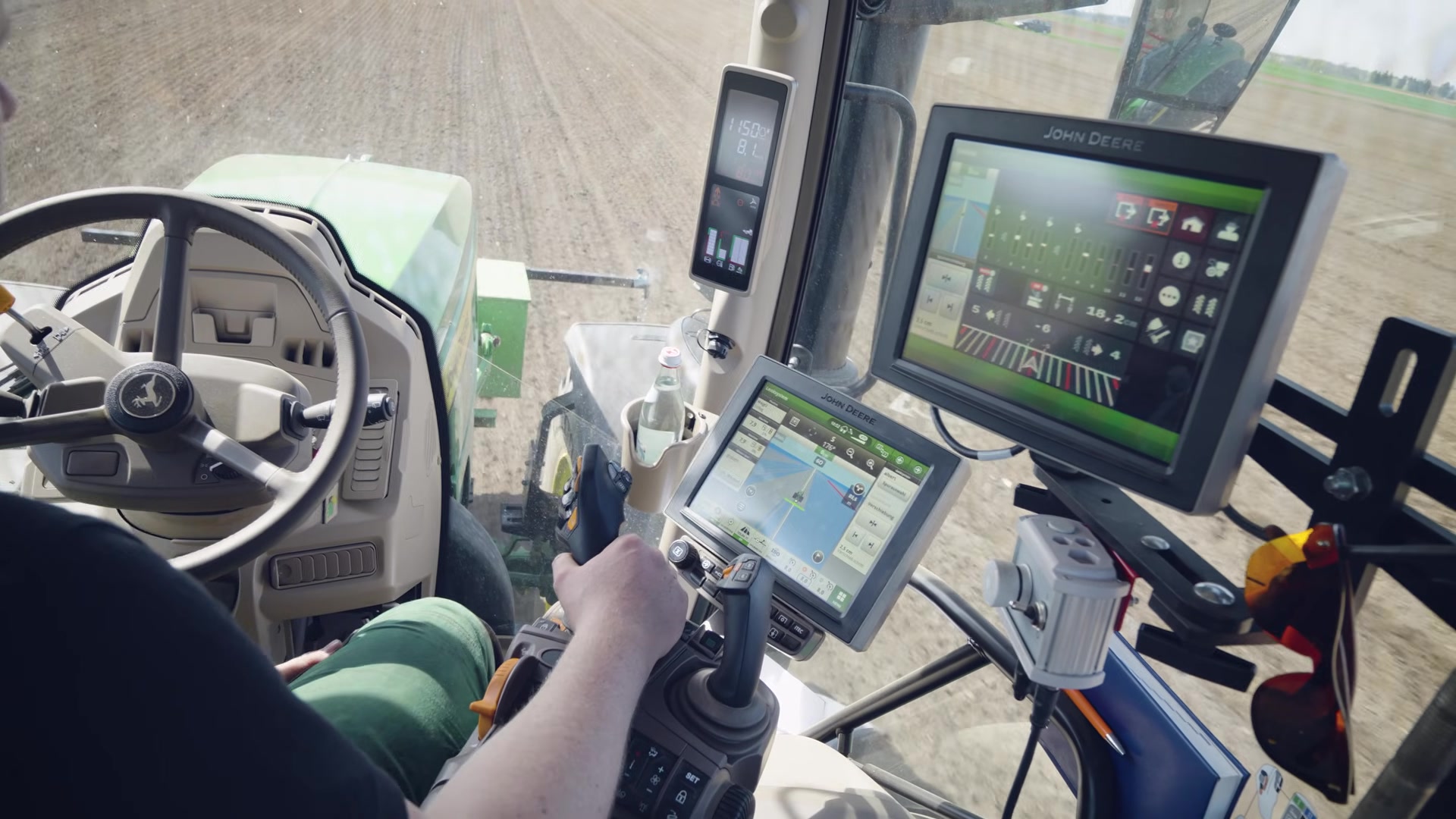 Führerhaus des John Deere 6R — ISOBUS-Display und Cockpit während des Legesatzes