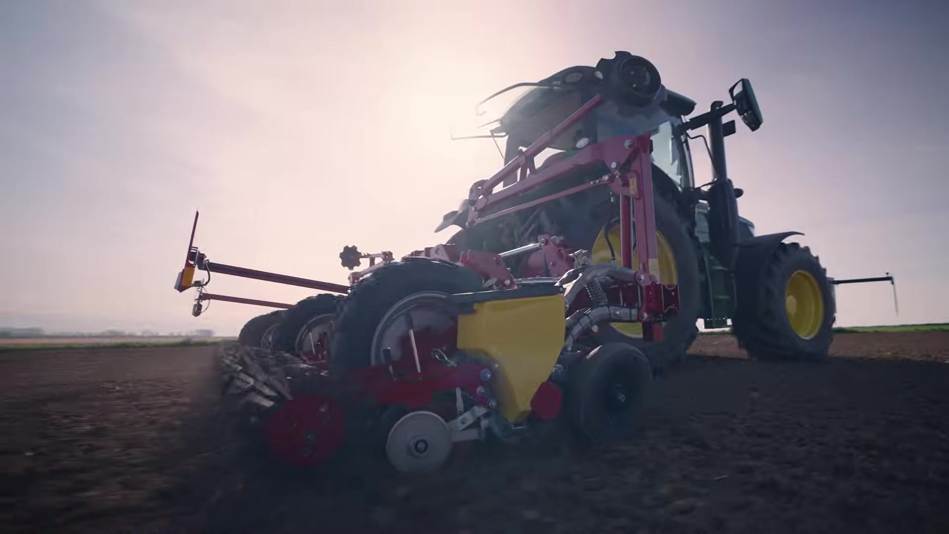 Grimme Matrix im Gegenlicht — Low-Angle-Shot der Legeeinheiten am Boden