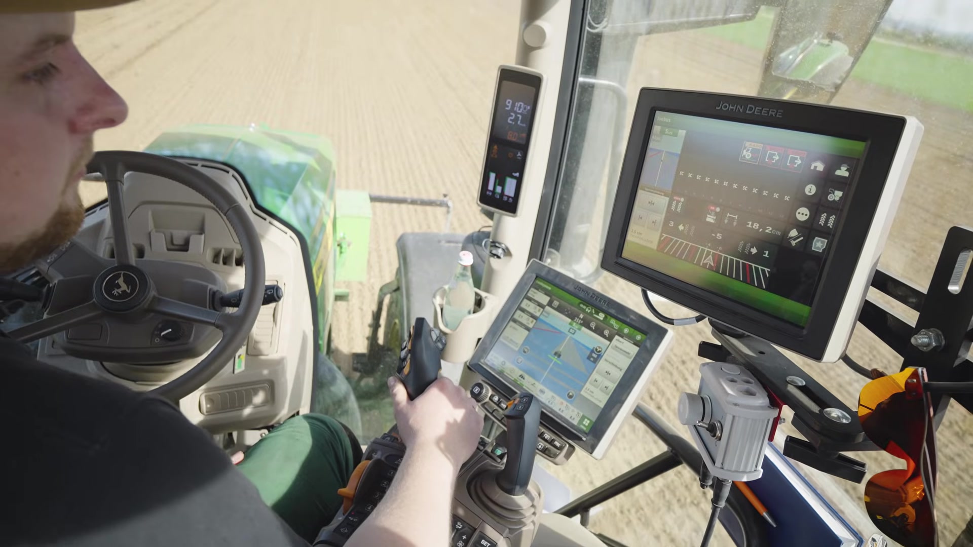 Grimme Matrix auf dem Betriebshof — Moderator mit Maschine im Hintergrund