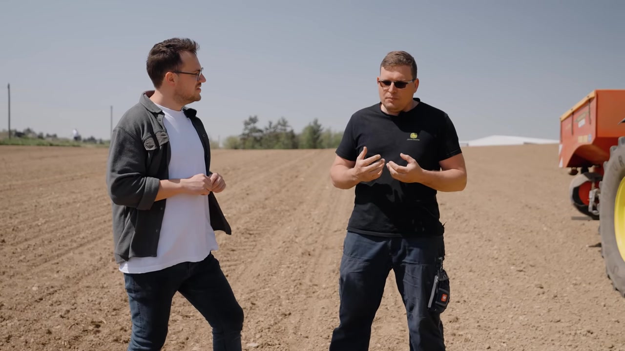 On-Location-Interview auf dem Feld — Moderator und John Deere-Experte im Gespräch