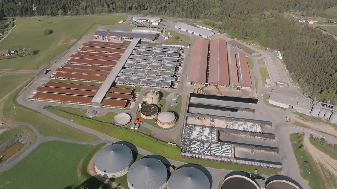 Drohnenaufnahme des Hofgut Eichigt im Vogtland — Stallanlagen, Biogasanlage, Silotürme