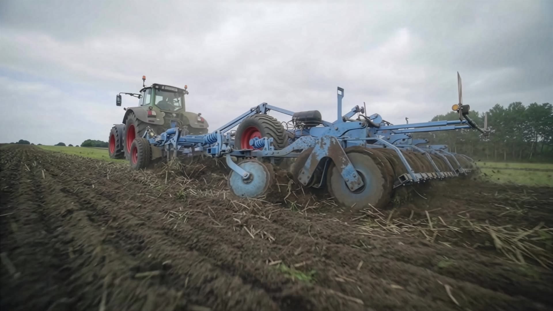 LEMKEN Karat 9 mit Fendt-Traktor bei der Bodenbearbeitung auf sandigem Heideacker — Nahaufnahme im Einsatz