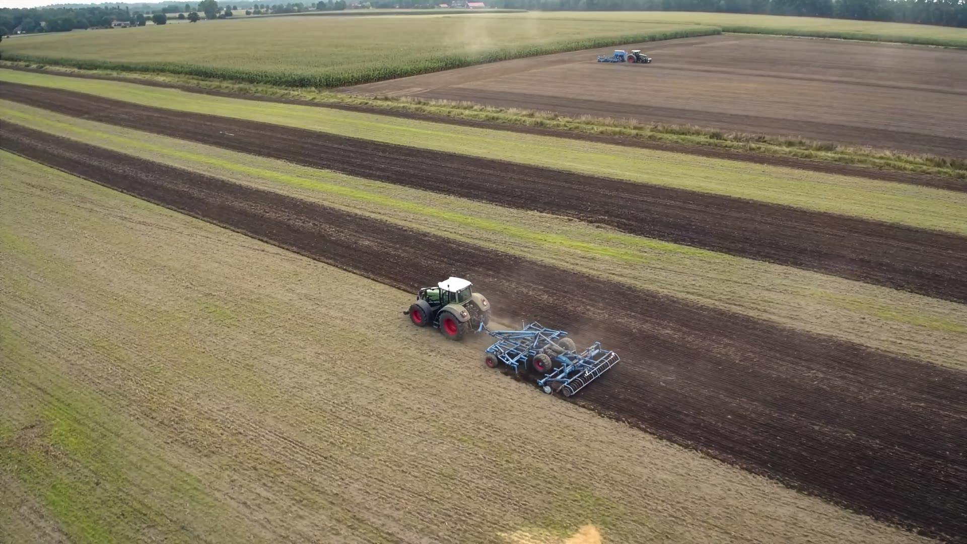 Drohnenaufnahme: Fendt-Traktor mit LEMKEN Karat 9 bei der Bodenbearbeitung auf gestreiftem Ackerfeld