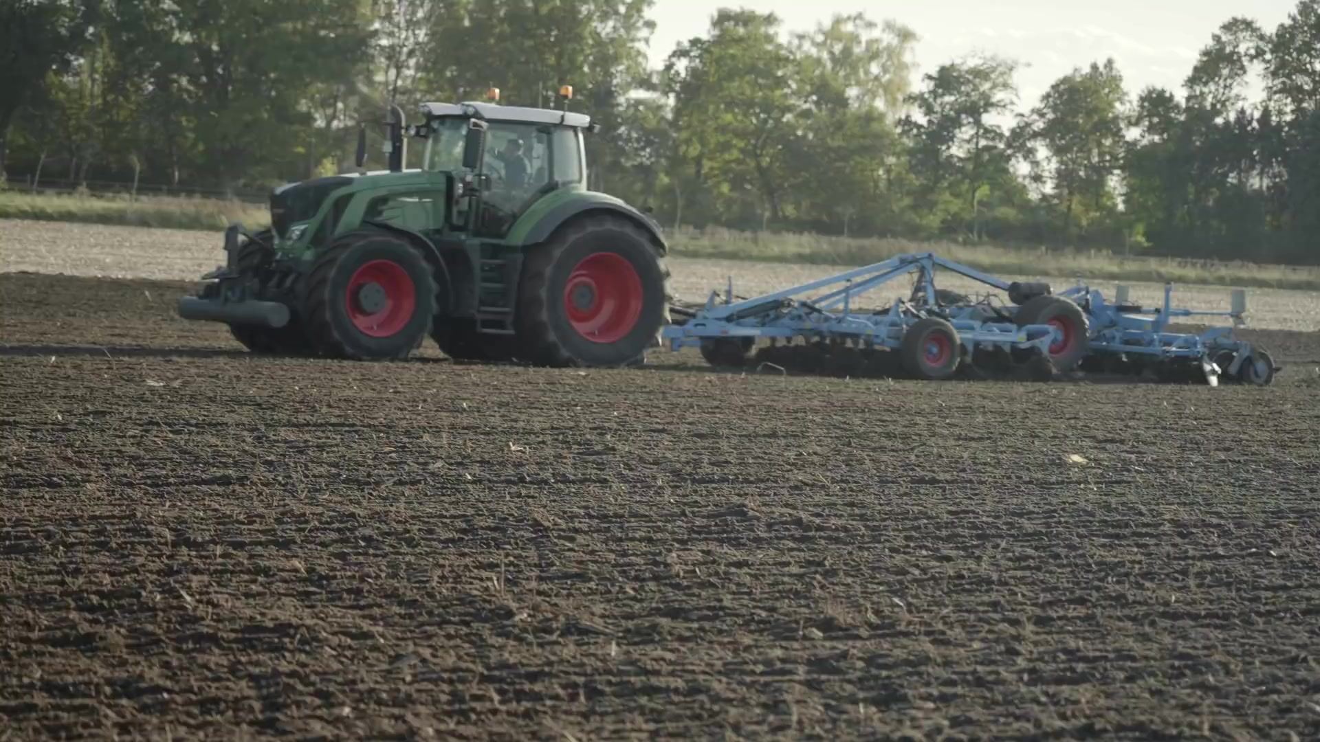 Fendt-Traktor mit LEMKEN Karat 9 im Gegenlicht der goldenen Stunde — Lüneburger Heide