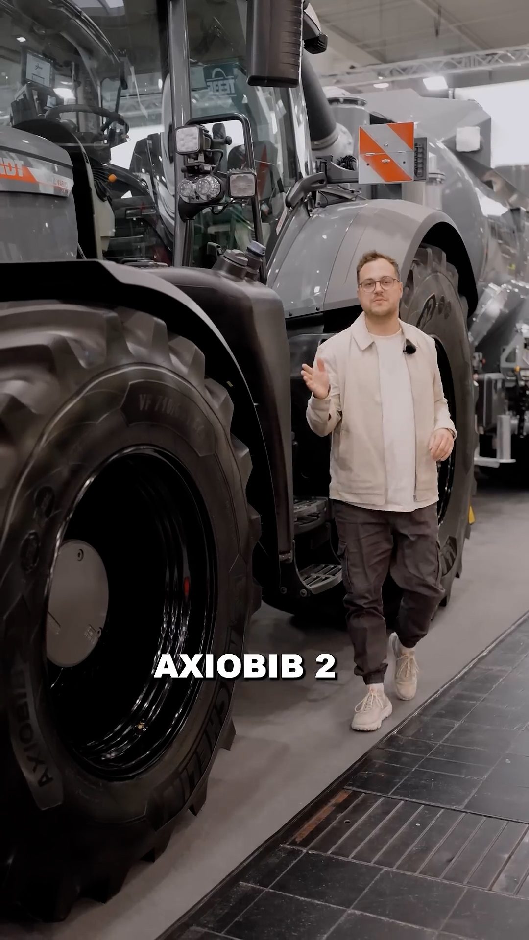 Case IH 405 mit Michelin Axiobib 2 VF — Produktshot am Messestand