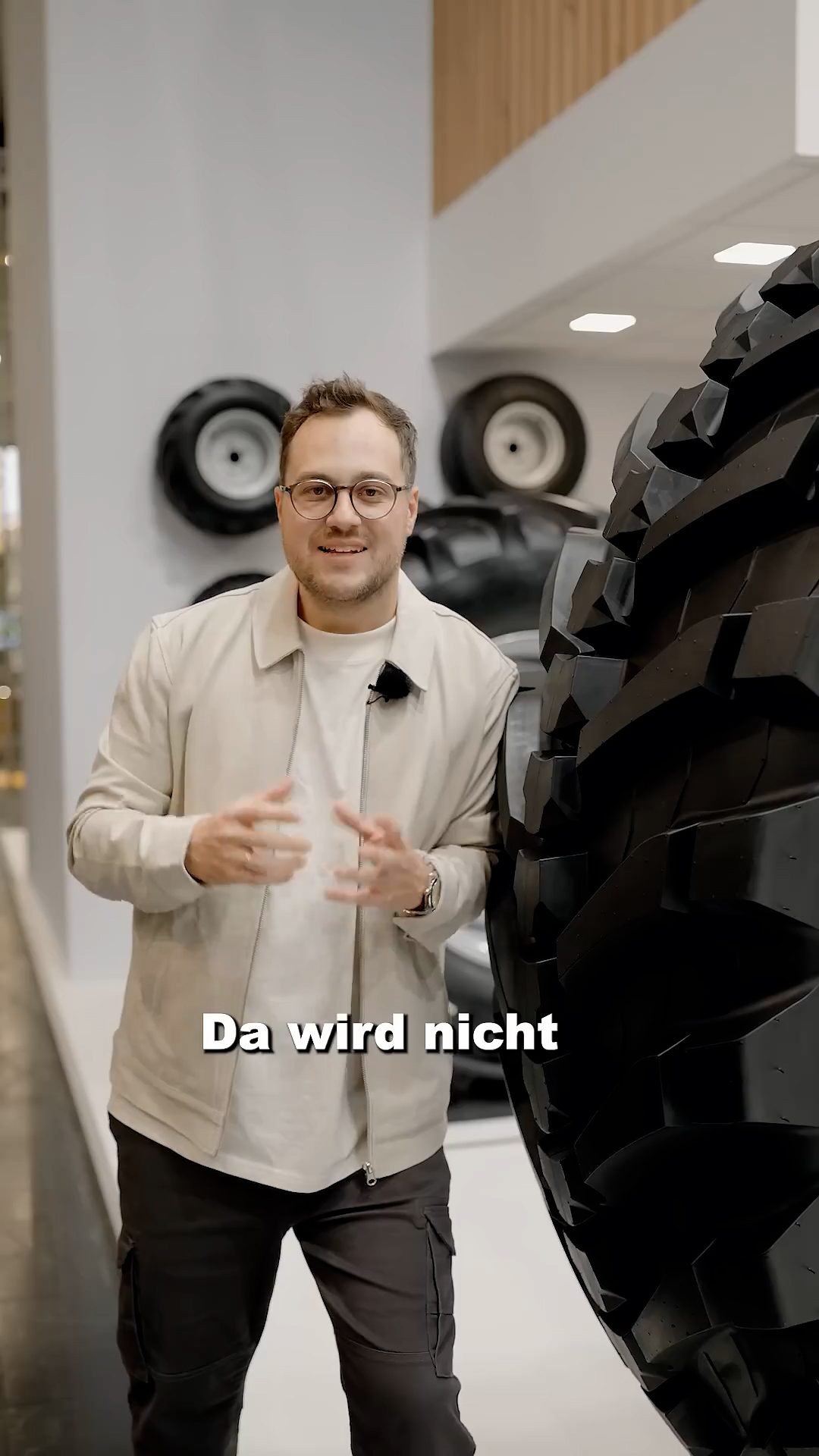 Standbild aus Reel 02 — Moderator erklärt Michelin-Qualität direkt am Stand