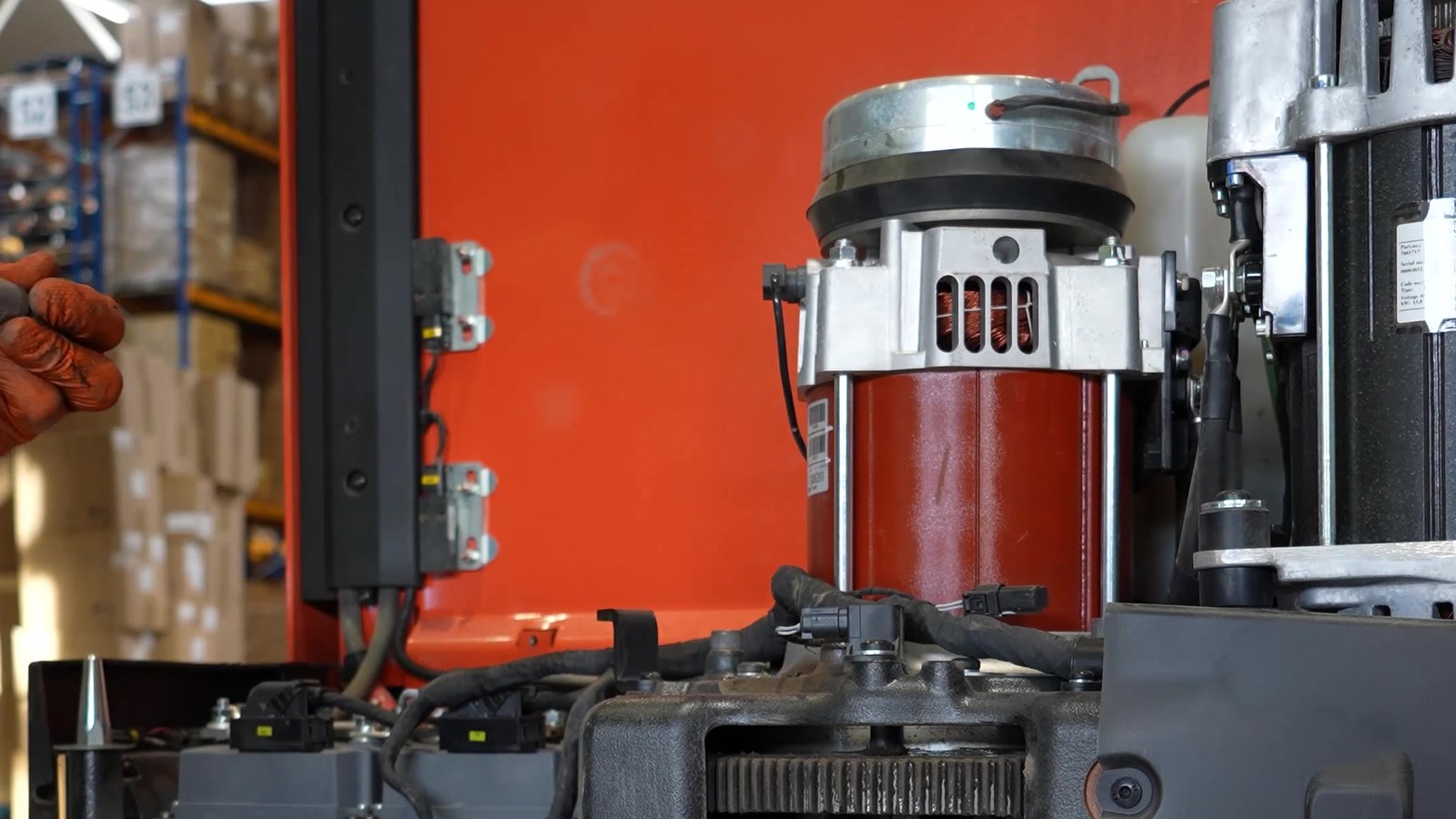 Geöffnetes Lenkgetriebe eines Toyota-Staplers, Zahnrad und Radnabe im Detail