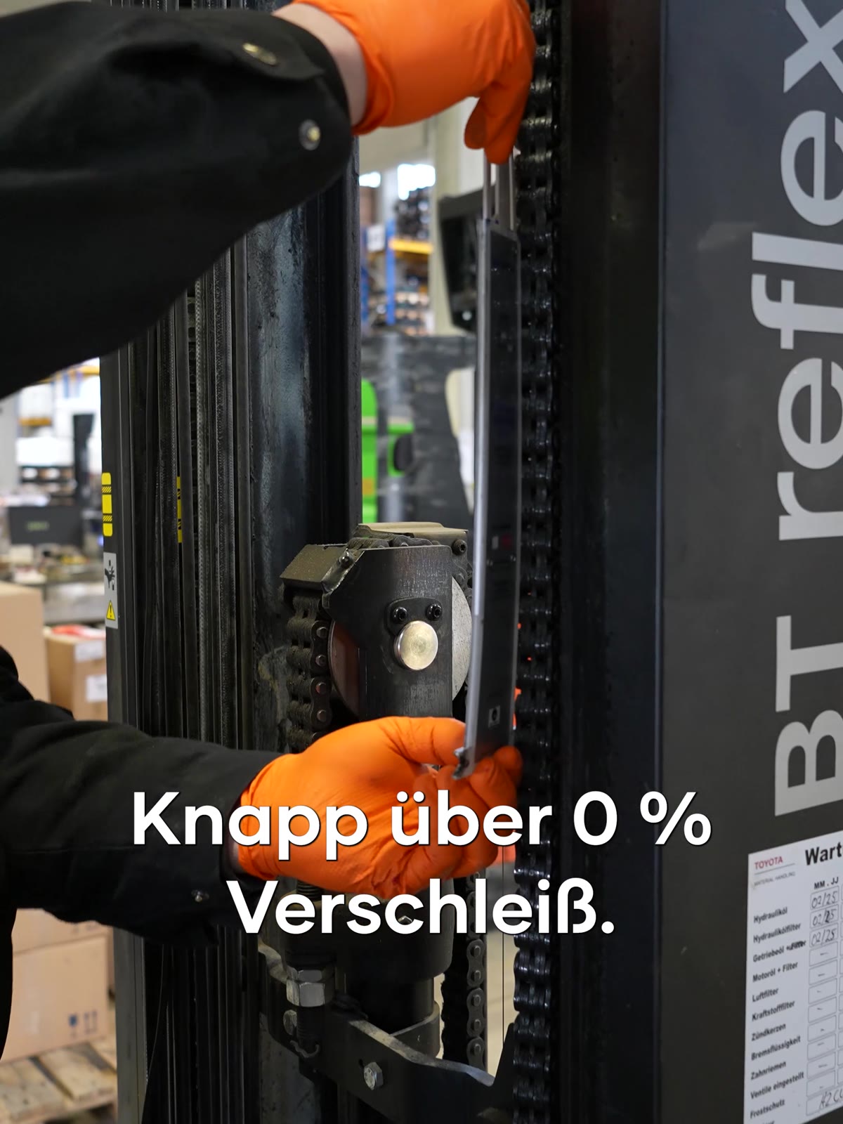 Verschleißmessung an der Hubkette mit Messwerkzeug, Detailaufnahme