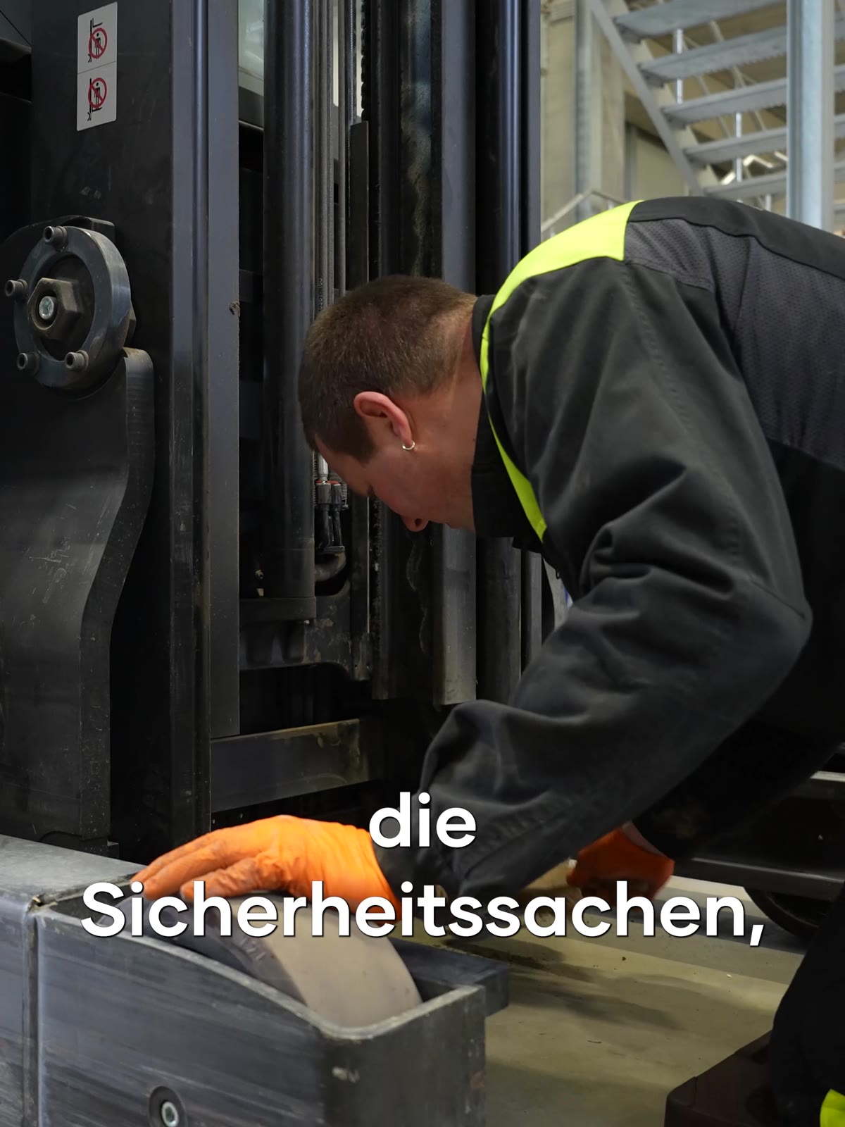 Sichtkontrolle und Reinigung an der Laufrolle des Kommissionierers