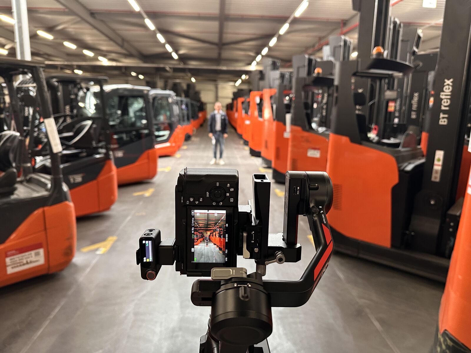 Kamera-POV: Gimbal-Setup zwischen Toyota-Staplern in der Halle