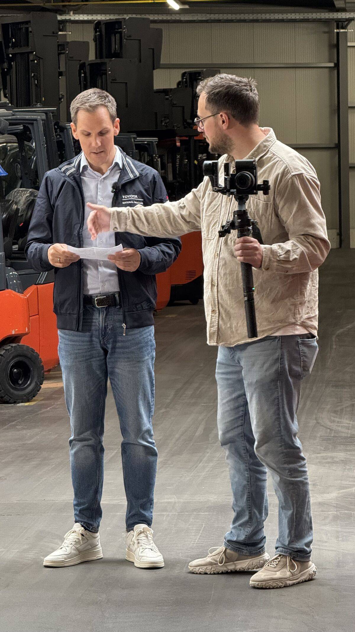 Regie-Moment am Set — letzter Abgleich vor dem Take