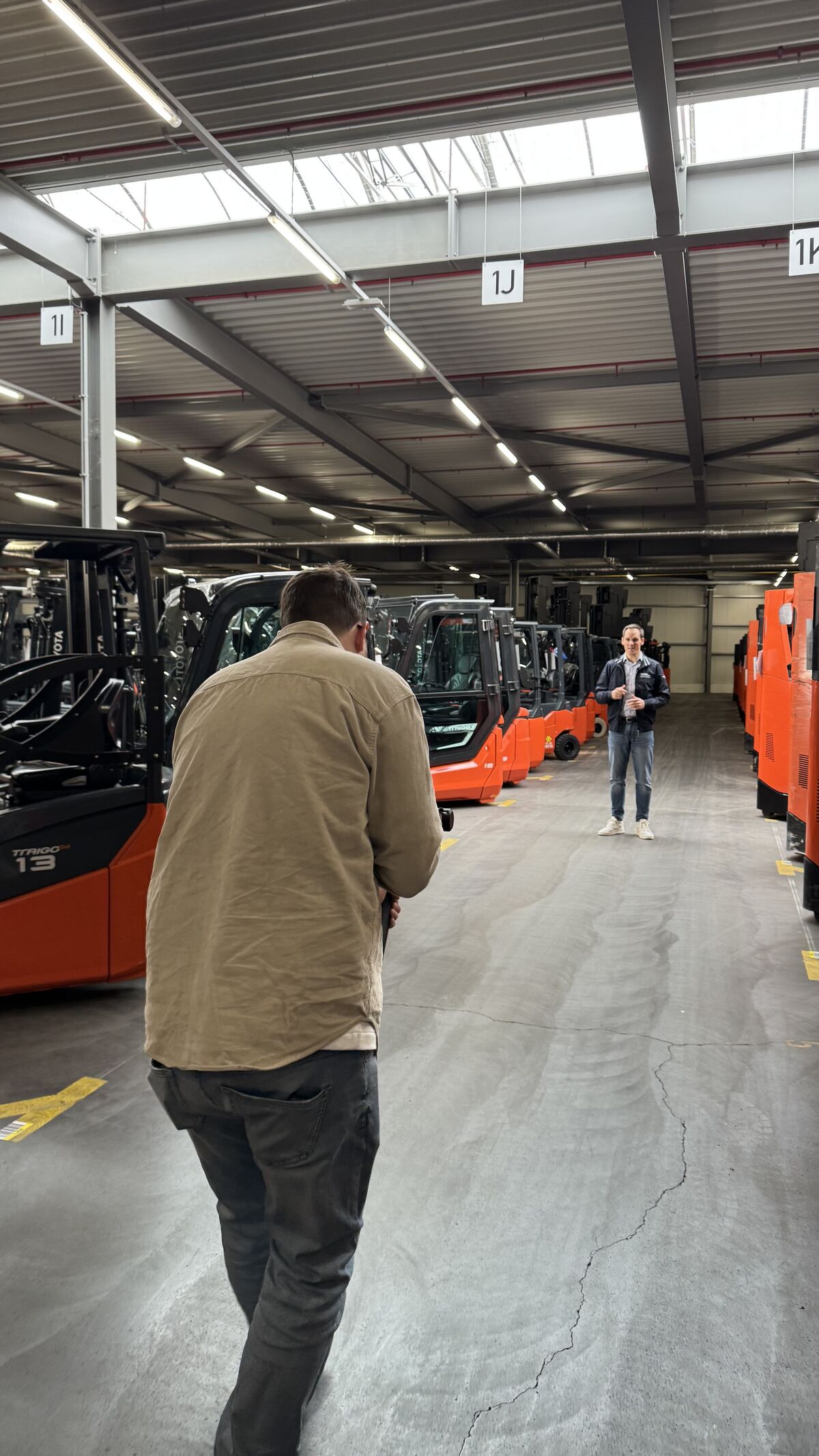 Walk-Through durch die Stapler-Halle, Talent in der Bildtiefe