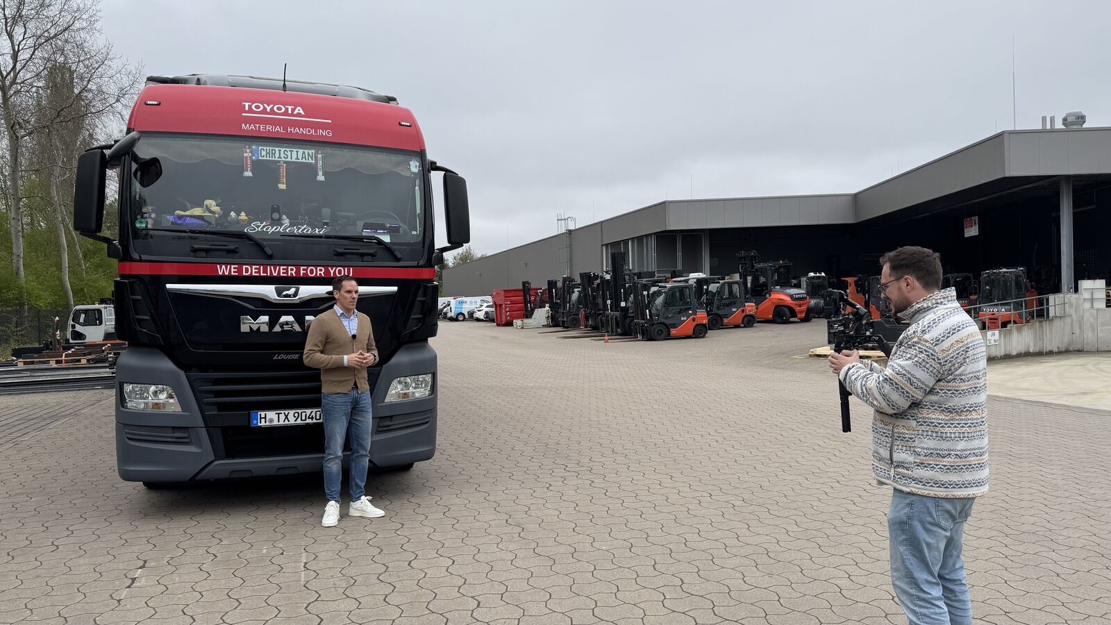 Outdoor-Setup vor dem Toyota-Truck mit „We deliver for you“-Branding
