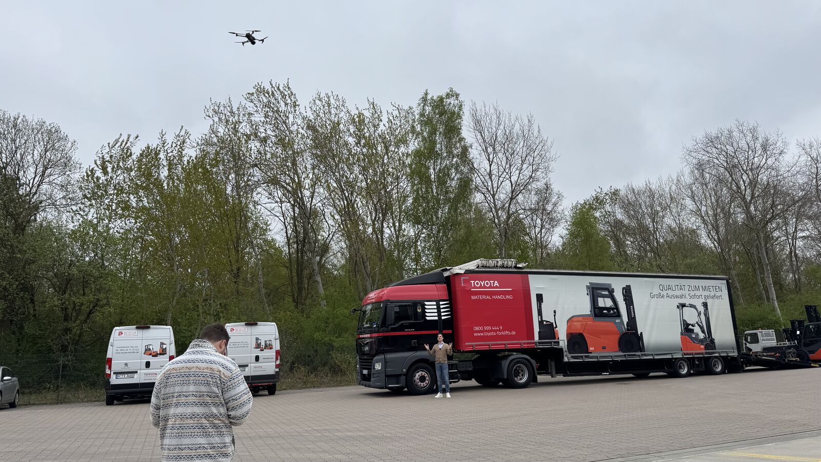 Drohnenflug über dem Toyota-Showroom-Truck
